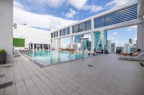 Cozy Downtown Pad- Luxe Rooftop pool gym and more